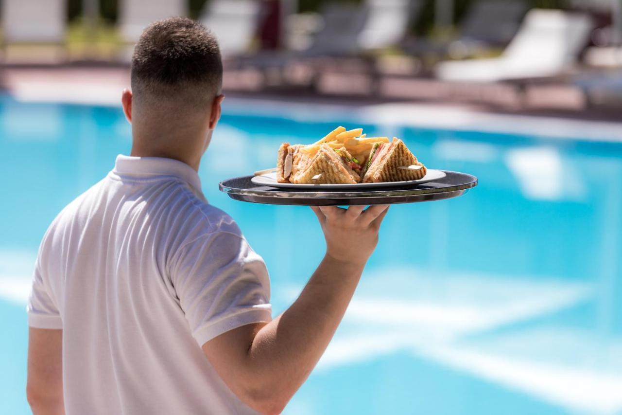 Hotel Du Lac Congress Center & Spa Ιωάννινα Εξωτερικό φωτογραφία A waiter serving food
