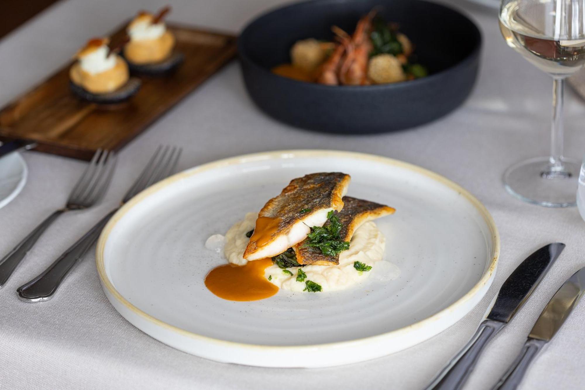 Hotel Du Lac Congress Center & Spa Ιωάννινα Εξωτερικό φωτογραφία A meal at the restaurant