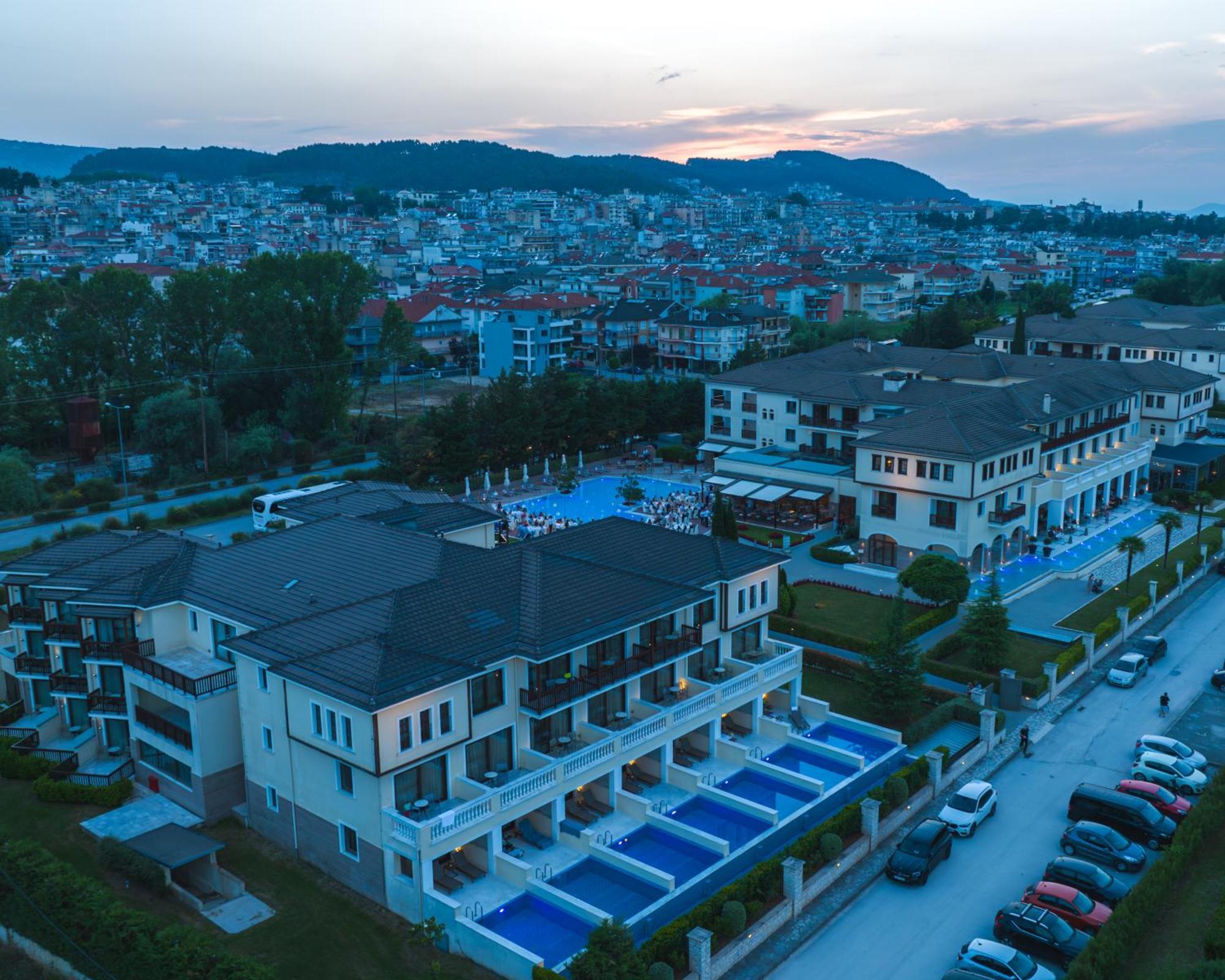 Hotel Du Lac Congress Center & Spa Ιωάννινα Εξωτερικό φωτογραφία Residential buildings in the district